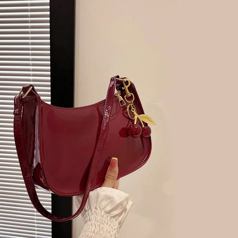 Bandolera de Mujer en Cuero PU con Dije de Cereza