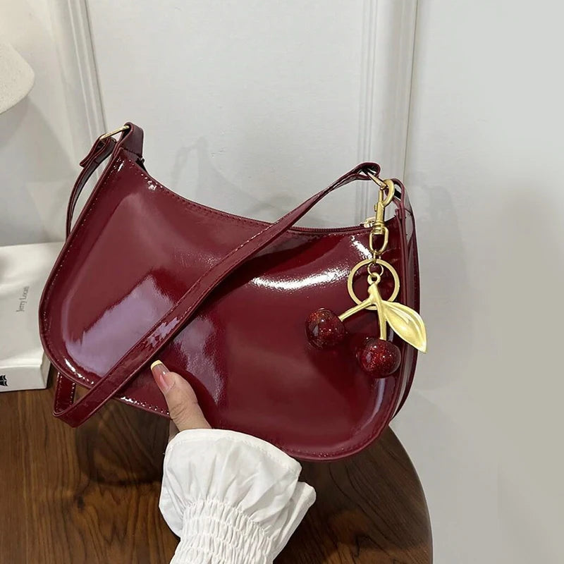 Bandolera de Mujer en Cuero PU con Dije de Cereza