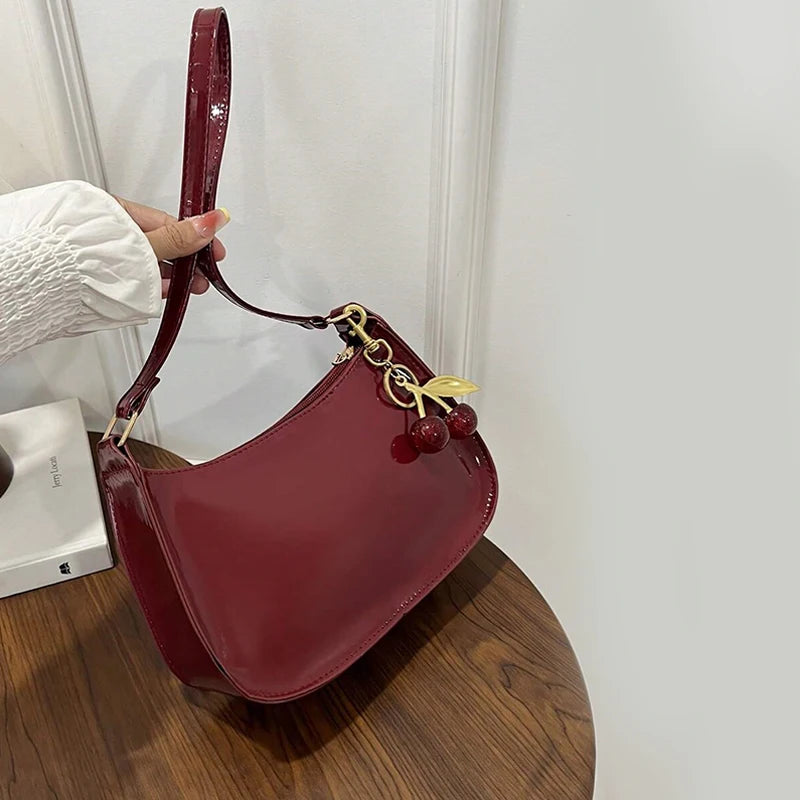 Bandolera de Mujer en Cuero PU con Dije de Cereza