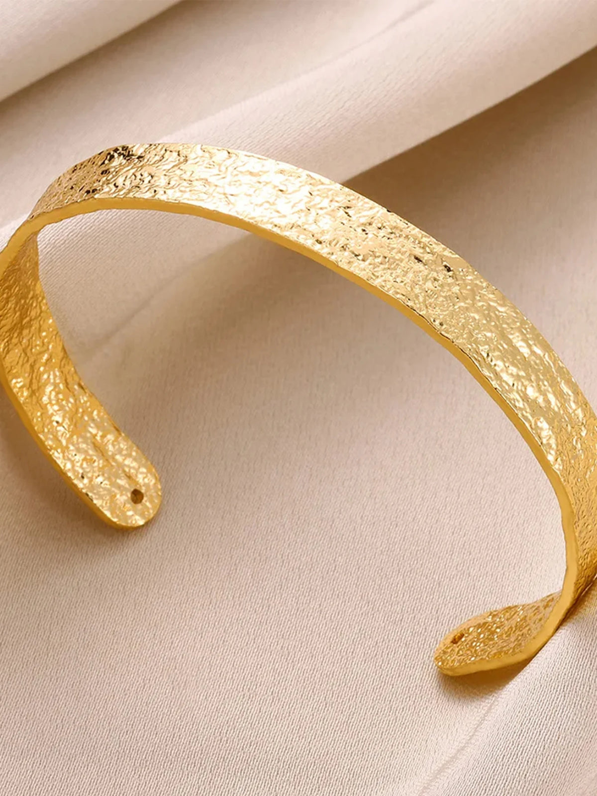 Pulsera Brazalete Abierta de Acero Inoxidable Dorado con Diseño Clásico